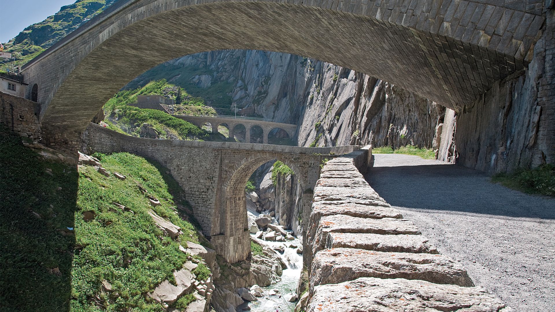 Андерматт (Andermatt), Швейцария - путеводитель по городу. Достопримечательности Андерматта - памятник Суворову, Чертов мост. Перевал Сент-Готтард.