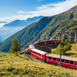 Панорамный поезд Бернина экспресс- Bernina express -- экскурсии по Швейцарии, что посмотреть в Швейцарии, панорамные поезда по Швейцароии, путеводитель по Швейцарии