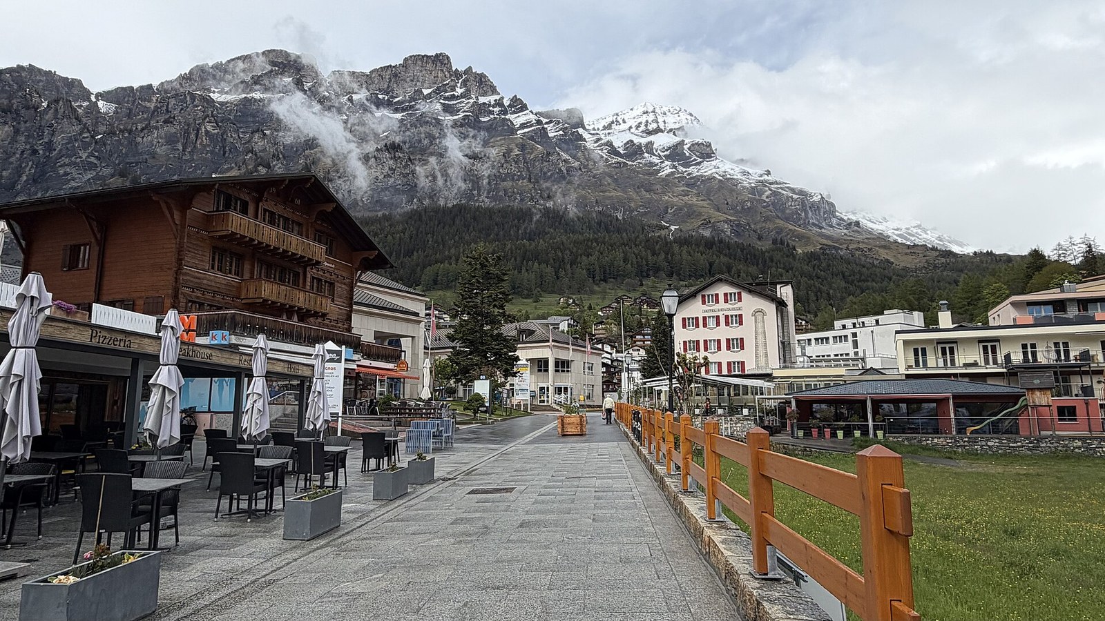 leukerbad-thermalquellen-steg-herbst