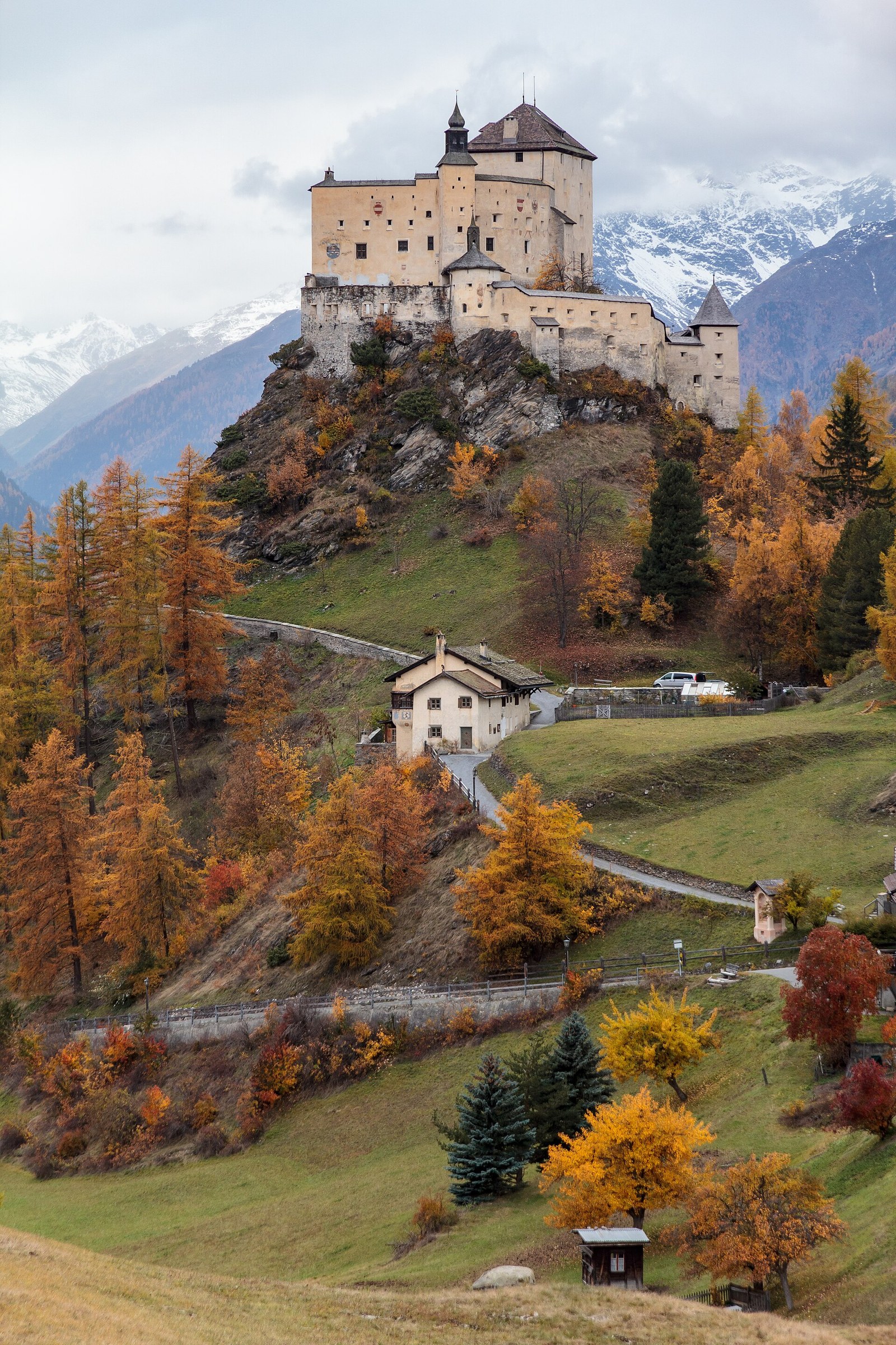 Schloss Tarasp - auch nach rund 1000 Jahren noch bewohnbar (Bild: Shesmax, Wikimedia, CC)